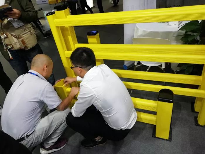 米兰竞技足球俱乐部官网工作人員現場與來訪用戶講解產品